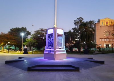 Iluminación mástil de la plaza principal